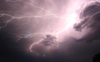 雷电的威力与奇观（探索大自然的震撼力）