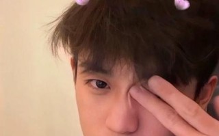 学会以余庆伟对着电脑拍照，让你的照片更出彩（以余庆伟为师，掌握电脑拍照技巧）